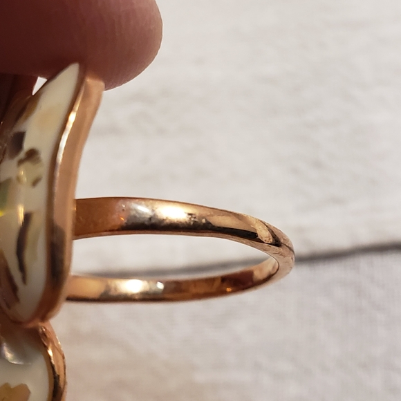 Beautiful enamel floral ring with gold trim and rose gold tone underneath - Picture 8 of 8